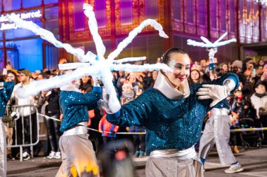 Akşam Barselona sokaklarında üç kralın geçit töreni. Barcelona Espaa 'da, Parlak Karnaval kostümlü oyuncular. 05.01.2026