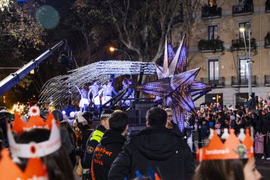 Akşam Barselona sokaklarında üç kralın geçit töreni. Barcelona Espaa 'da, Parlak Karnaval kostümlü oyuncular. 05.01.2026