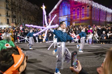 Akşam Barselona sokaklarında üç kralın geçit töreni. Barcelona Espaa 'da, Parlak Karnaval kostümlü oyuncular. 05.01.2026