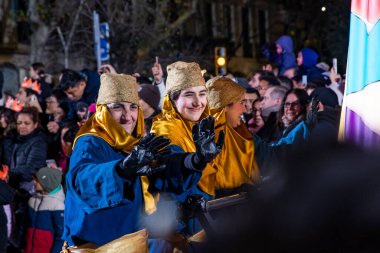 Akşam Barselona sokaklarında üç kralın geçit töreni. Barcelona Espaa 'da, Parlak Karnaval kostümlü oyuncular. 05.01.2026