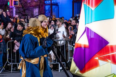 Akşam Barselona sokaklarında üç kralın geçit töreni. Barcelona Espaa 'da, Parlak Karnaval kostümlü oyuncular. 05.01.2026