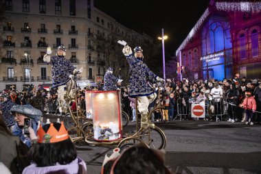 Akşam Barselona sokaklarında üç kralın geçit töreni. Barcelona Espaa 'da, Parlak Karnaval kostümlü oyuncular. 05.01.2026