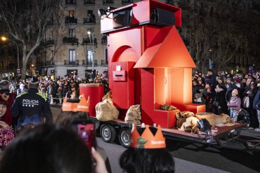 Akşam Barselona sokaklarında üç kralın geçit töreni. Barcelona Espaa 'da, Parlak Karnaval kostümlü oyuncular. 05.01.2026