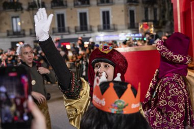 Akşam Barselona sokaklarında üç kralın geçit töreni. Barcelona Espaa 'da, Parlak Karnaval kostümlü oyuncular. 05.01.2026