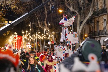 Akşam Barselona sokaklarında üç kralın geçit töreni. Barcelona Espaa 'da, Parlak Karnaval kostümlü oyuncular. 05.01.2026