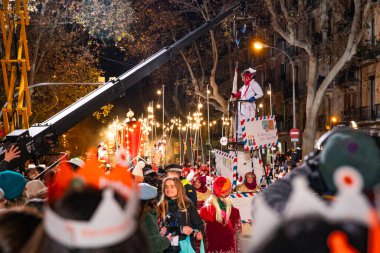 Akşam Barselona sokaklarında üç kralın geçit töreni. Barcelona Espaa 'da, Parlak Karnaval kostümlü oyuncular. 05.01.2026