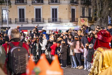 Akşam Barselona sokaklarında üç kralın geçit töreni. Barcelona Espaa 'da, Parlak Karnaval kostümlü oyuncular. 05.01.2026