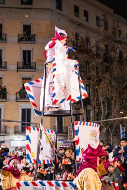 Akşam Barselona sokaklarında üç kralın geçit töreni. Barcelona Espaa 'da, Parlak Karnaval kostümlü oyuncular. 05.01.2026