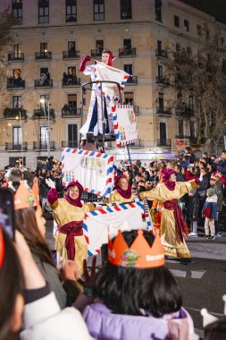 Akşam Barselona sokaklarında üç kralın geçit töreni. Barcelona Espaa 'da, Parlak Karnaval kostümlü oyuncular. 05.01.2026