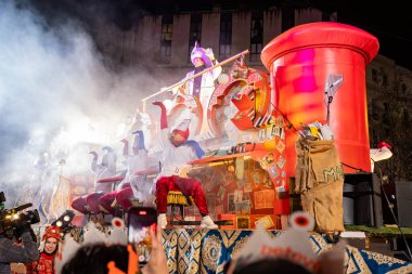 Akşam Barselona sokaklarında üç kralın geçit töreni. Barcelona Espaa 'da, Parlak Karnaval kostümlü oyuncular. 05.01.2026