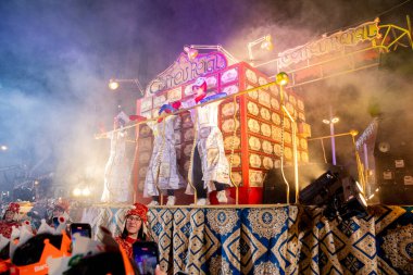 Akşam Barselona sokaklarında üç kralın geçit töreni. Barcelona Espaa 'da, Parlak Karnaval kostümlü oyuncular. 05.01.2026