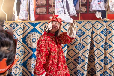 Akşam Barselona sokaklarında üç kralın geçit töreni. Barcelona Espaa 'da, Parlak Karnaval kostümlü oyuncular. 05.01.2026