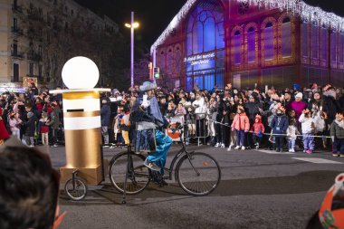 Akşam Barselona sokaklarında üç kralın geçit töreni. Barcelona Espaa 'da, Parlak Karnaval kostümlü oyuncular. 05.01.2026