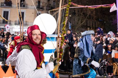 Akşam Barselona sokaklarında üç kralın geçit töreni. Barcelona Espaa 'da, Parlak Karnaval kostümlü oyuncular. 05.01.2026