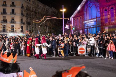 Akşam Barselona sokaklarında üç kralın geçit töreni. Barcelona Espaa 'da, Parlak Karnaval kostümlü oyuncular. 05.01.2026