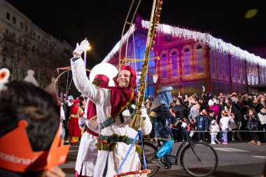 Akşam Barselona sokaklarında üç kralın geçit töreni. Barcelona Espaa 'da, Parlak Karnaval kostümlü oyuncular. 05.01.2026