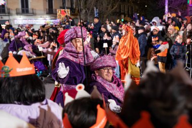 Akşam Barselona sokaklarında üç kralın geçit töreni. Barcelona Espaa 'da, Parlak Karnaval kostümlü oyuncular. 05.01.2026