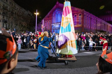 Akşam Barselona sokaklarında üç kralın geçit töreni. Barcelona Espaa 'da, Parlak Karnaval kostümlü oyuncular. 05.01.2026