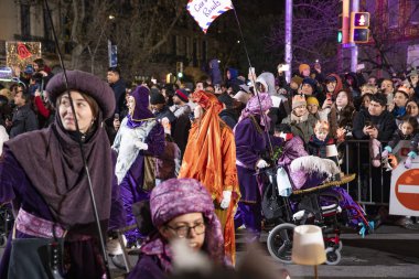 Akşam Barselona sokaklarında üç kralın geçit töreni. Barcelona Espaa 'da, Parlak Karnaval kostümlü oyuncular. 05.01.2026