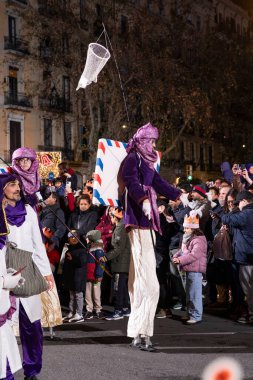 Akşam Barselona sokaklarında üç kralın geçit töreni. Barcelona Espaa 'da, Parlak Karnaval kostümlü oyuncular. 05.01.2026
