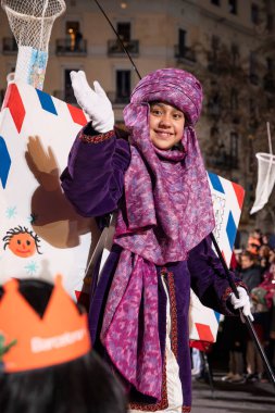 Akşam Barselona sokaklarında üç kralın geçit töreni. Barcelona Espaa 'da, Parlak Karnaval kostümlü oyuncular. 05.01.2026