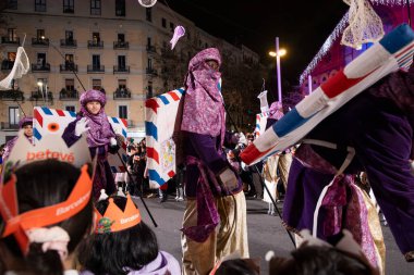 Akşam Barselona sokaklarında üç kralın geçit töreni. Barcelona Espaa 'da, Parlak Karnaval kostümlü oyuncular. 05.01.2026