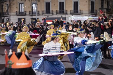 Akşam Barselona sokaklarında üç kralın geçit töreni. Barcelona Espaa 'da, Parlak Karnaval kostümlü oyuncular. 05.01.2026