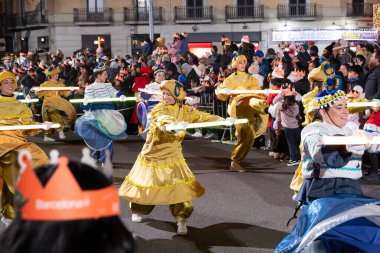 Akşam Barselona sokaklarında üç kralın geçit töreni. Barcelona Espaa 'da, Parlak Karnaval kostümlü oyuncular. 05.01.2026