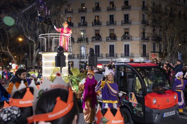 Akşam Barselona sokaklarında üç kralın geçit töreni. Barcelona Espaa 'da, Parlak Karnaval kostümlü oyuncular. 05.01.2026