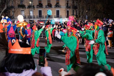 Akşam Barselona sokaklarında üç kralın geçit töreni. Barcelona Espaa 'da, Parlak Karnaval kostümlü oyuncular. 05.01.2026