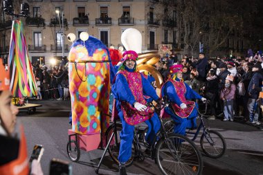 Akşam Barselona sokaklarında üç kralın geçit töreni. Barcelona Espaa 'da, Parlak Karnaval kostümlü oyuncular. 05.01.2026