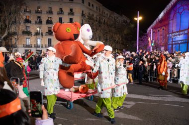 Akşam Barselona sokaklarında üç kralın geçit töreni. Barcelona Espaa 'da, Parlak Karnaval kostümlü oyuncular. 05.01.2026
