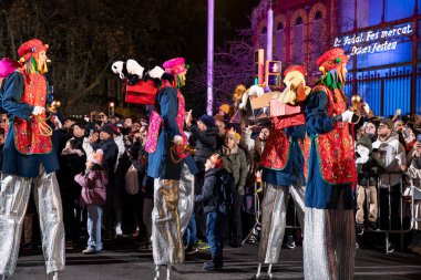 Akşam Barselona sokaklarında üç kralın geçit töreni. Barcelona Espaa 'da, Parlak Karnaval kostümlü oyuncular. 05.01.2026