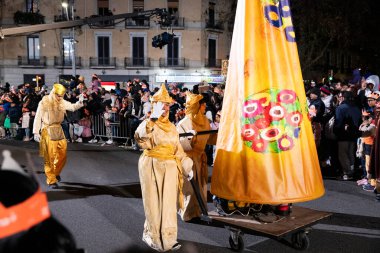Akşam Barselona sokaklarında üç kralın geçit töreni. Barcelona Espaa 'da, Parlak Karnaval kostümlü oyuncular. 05.01.2026