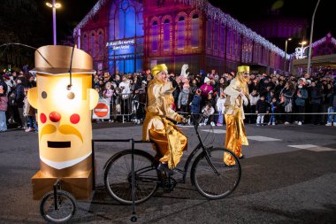 Akşam Barselona sokaklarında üç kralın geçit töreni. Barcelona Espaa 'da, Parlak Karnaval kostümlü oyuncular. 05.01.2026