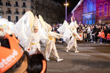 Akşam Barselona sokaklarında üç kralın geçit töreni. Barcelona Espaa 'da, Parlak Karnaval kostümlü oyuncular. 05.01.2026