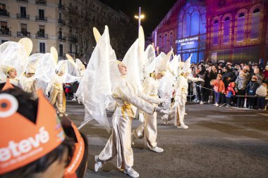 Akşam Barselona sokaklarında üç kralın geçit töreni. Barcelona Espaa 'da, Parlak Karnaval kostümlü oyuncular. 05.01.2026