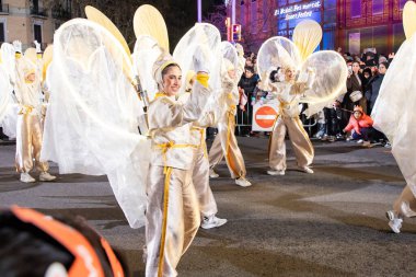 Akşam Barselona sokaklarında üç kralın geçit töreni. Barcelona Espaa 'da, Parlak Karnaval kostümlü oyuncular. 05.01.2026