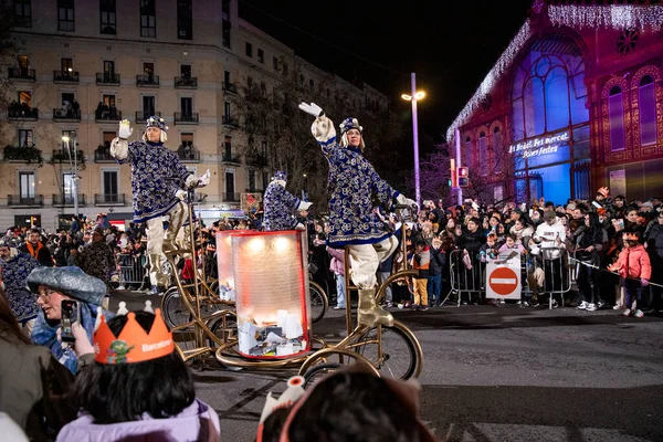 Akşam Barselona sokaklarında üç kralın geçit töreni. Barcelona Espaa 'da, Parlak Karnaval kostümlü oyuncular. 05.01.2026