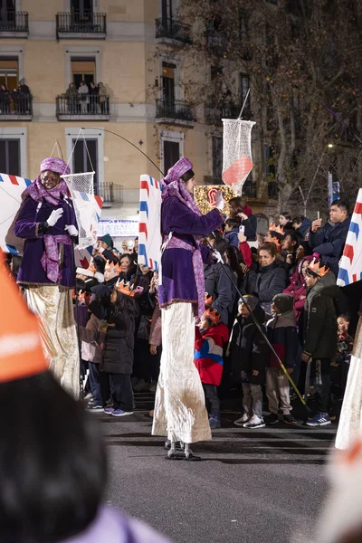 Akşam Barselona sokaklarında üç kralın geçit töreni. Barcelona Espaa 'da, Parlak Karnaval kostümlü oyuncular. 05.01.2026