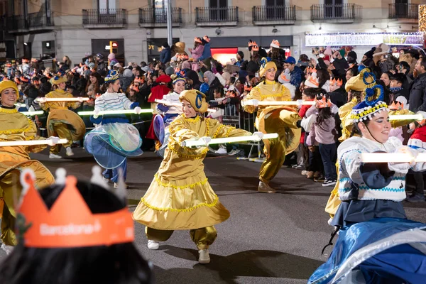 Akşam Barselona sokaklarında üç kralın geçit töreni. Barcelona Espaa 'da, Parlak Karnaval kostümlü oyuncular. 05.01.2026