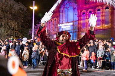 Akşam Barselona sokaklarında üç kralın geçit töreni. Barcelona İspanya Geçit Töreni 'nde Parlak Karnaval kostümlü oyuncular 05.01.2026