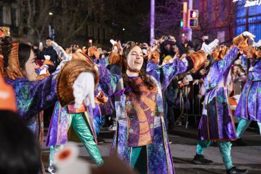 Akşam Barselona sokaklarında üç kralın geçit töreni. Barcelona İspanya Geçit Töreni 'nde Parlak Karnaval kostümlü oyuncular 05.01.2026