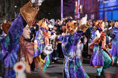 Akşam Barselona sokaklarında üç kralın geçit töreni. Barcelona İspanya Geçit Töreni 'nde Parlak Karnaval kostümlü oyuncular 05.01.2026