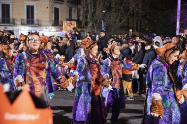 Akşam Barselona sokaklarında üç kralın geçit töreni. Barcelona İspanya Geçit Töreni 'nde Parlak Karnaval kostümlü oyuncular 05.01.2026