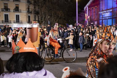 Akşam Barselona sokaklarında üç kralın geçit töreni. Barcelona İspanya Geçit Töreni 'nde Parlak Karnaval kostümlü oyuncular 05.01.2026