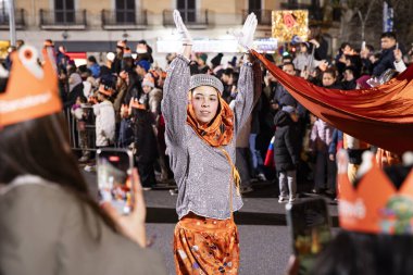 Akşam Barselona sokaklarında üç kralın geçit töreni. Barcelona İspanya Geçit Töreni 'nde Parlak Karnaval kostümlü oyuncular 05.01.2026