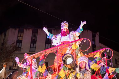Akşam Barselona sokaklarında üç kralın geçit töreni. Barcelona İspanya Geçit Töreni 'nde Parlak Karnaval kostümlü oyuncular 05.01.2026