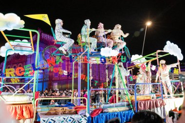 Akşam Barselona sokaklarında üç kralın geçit töreni. Barcelona İspanya Geçit Töreni 'nde Parlak Karnaval kostümlü oyuncular 05.01.2026