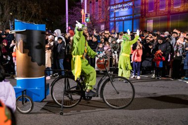 Akşam Barselona sokaklarında üç kralın geçit töreni. Barcelona İspanya Geçit Töreni 'nde Parlak Karnaval kostümlü oyuncular 05.01.2026